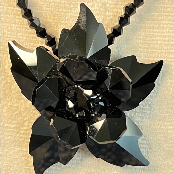 Elegant Black Floral Necklace - Picture 3 of 4